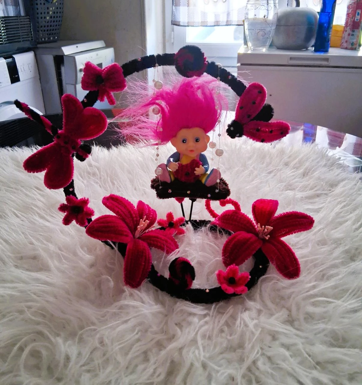 Composition floral avec bb troll